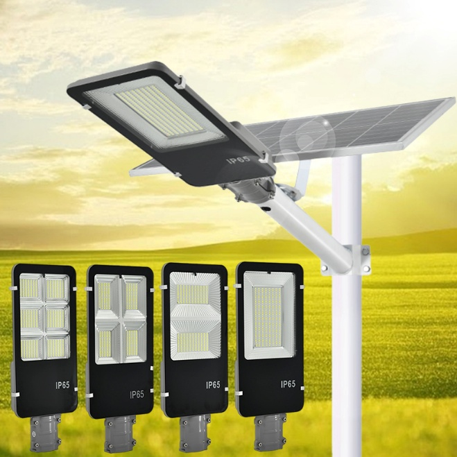 Una farola solar instalada en un poste, con cuatro estilos diferentes de cabezales de luz LED visibles en primer plano.