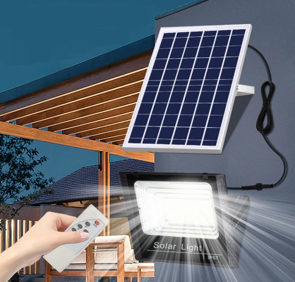 Un panel solar conectado a un foco exterior iluminado, controlado mediante un mando a distancia.