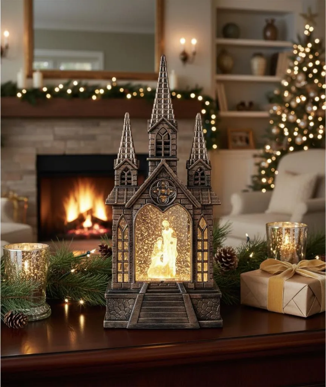 Sobre una mesa en una acogedora y decorada sala de estar, una linterna de iglesia de estilo gótico, iluminada y con una escena del nacimiento de Jesús, reposa.