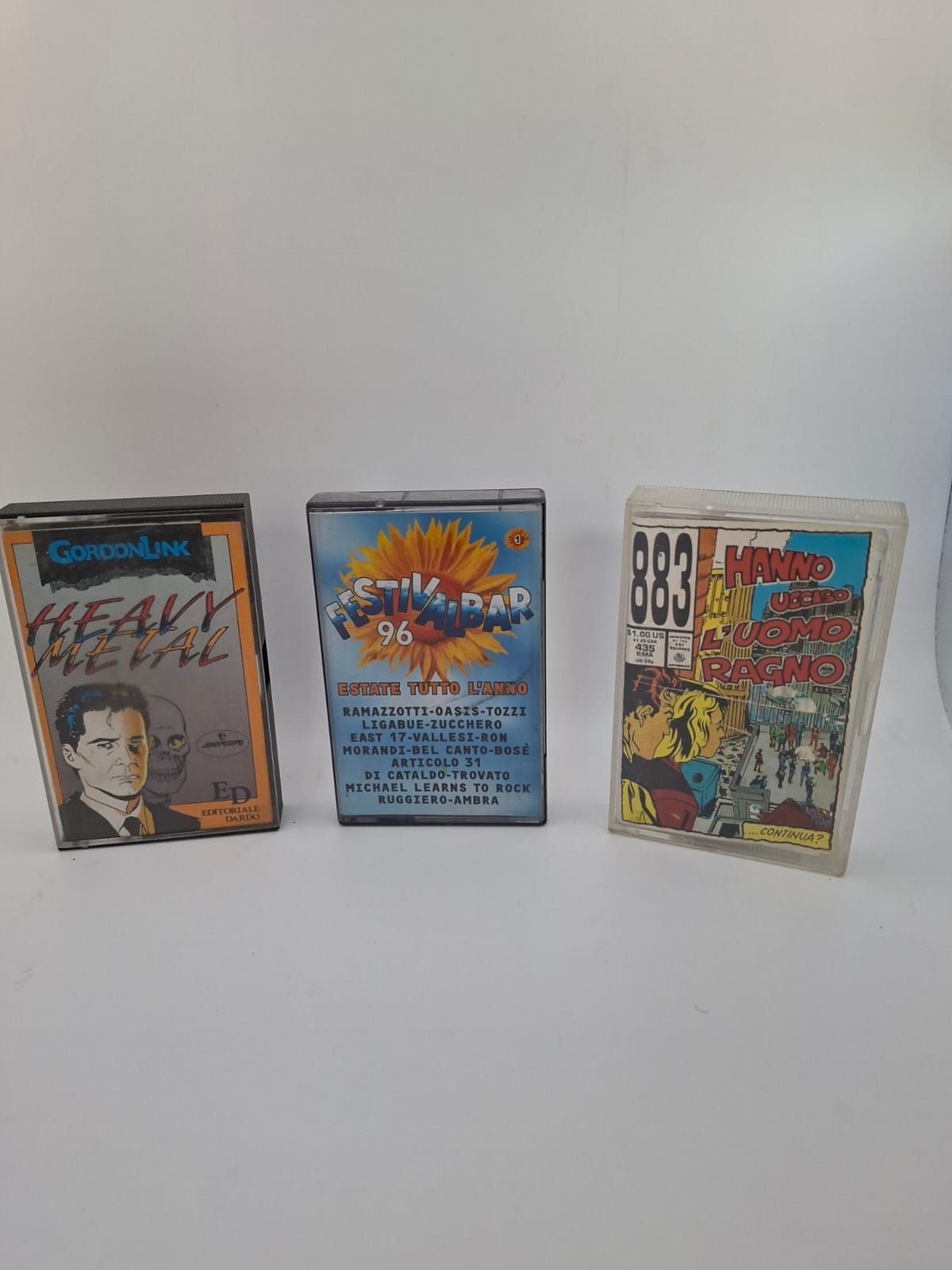 Su una superficie bianca erano allineate tre audiocassette, con titoli come