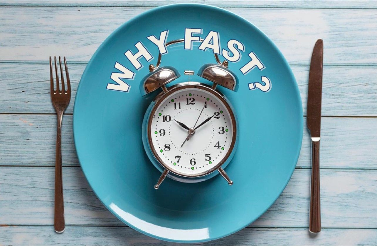 A blue plate with an alarm clock on it and the words `` why fast '' written on it.