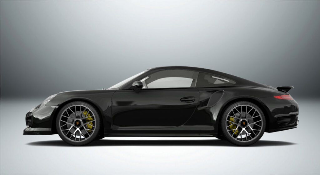 Um porsche 911 turbo s preto é mostrado de lado em um fundo branco.