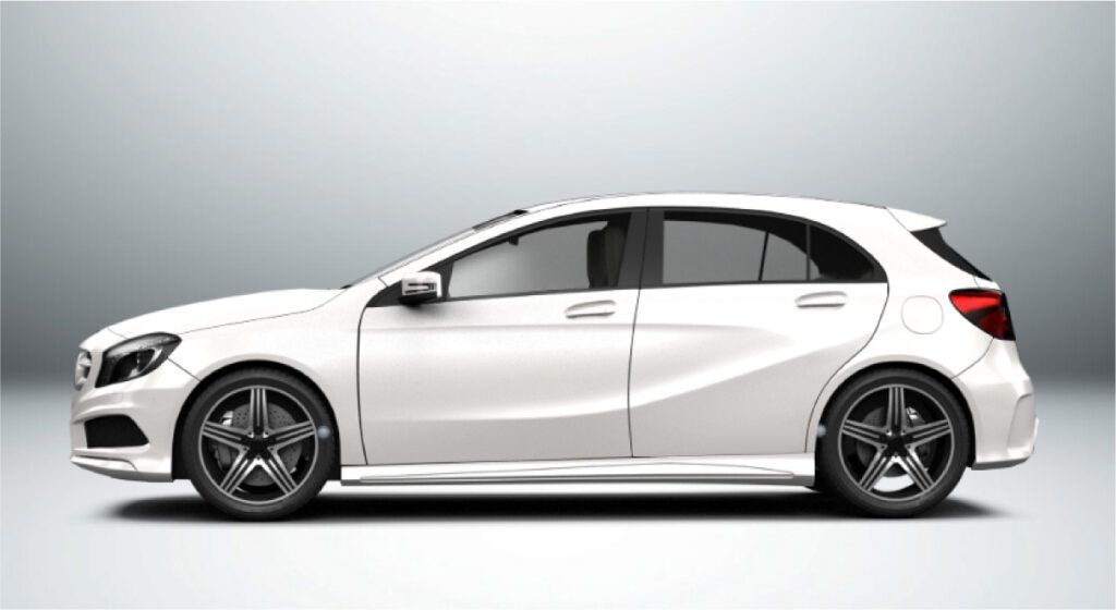 Um mercedes benz branco classe hatchback é mostrado de lado em um fundo branco.