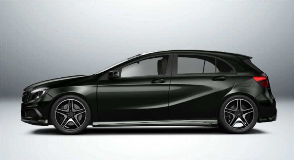 Um mercedes benz preto classe hatchback é mostrado de lado em um fundo branco.