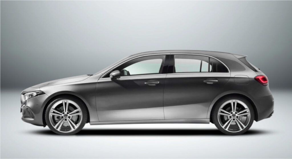 Um hatchback de classe mercedes benz é mostrado de lado em um fundo branco.
