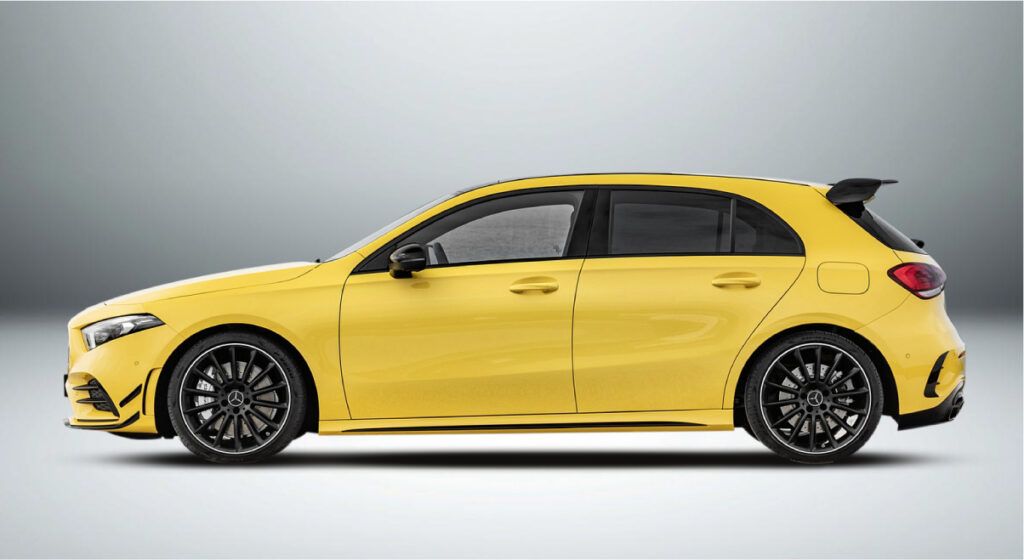 Um mercedes benz amarelo classe hatchback é mostrado de lado.