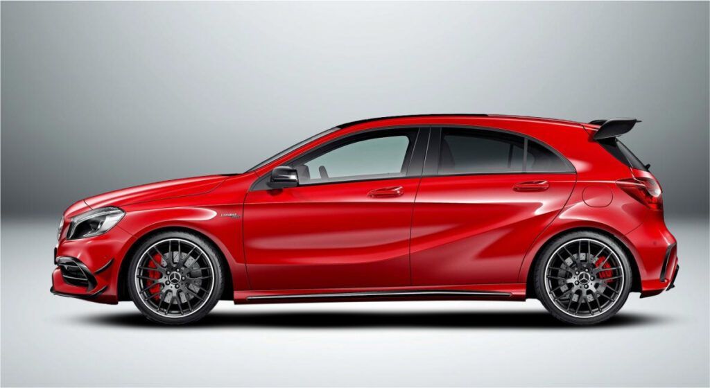 Um mercedes benz vermelho um hatchback de classe está sentado em uma superfície branca.