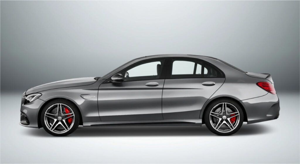 Uma classe mercedes benz c é mostrada de lado em um fundo branco.