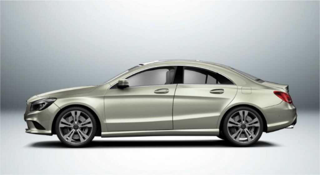 Uma classe mercedes benz cla prateada é mostrada lateralmente em um fundo branco.