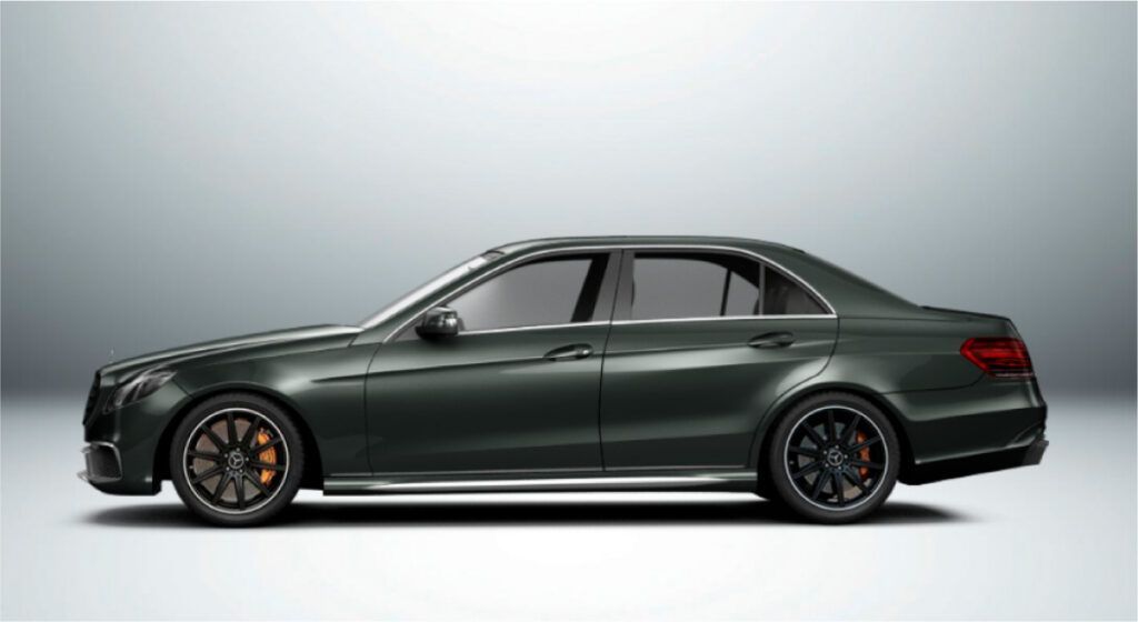 Um mercedes benz e63 amg preto é mostrado de lado em um fundo branco.