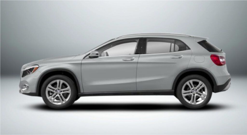 Um mercedes benz gla prateado é mostrado lateralmente em um fundo branco.