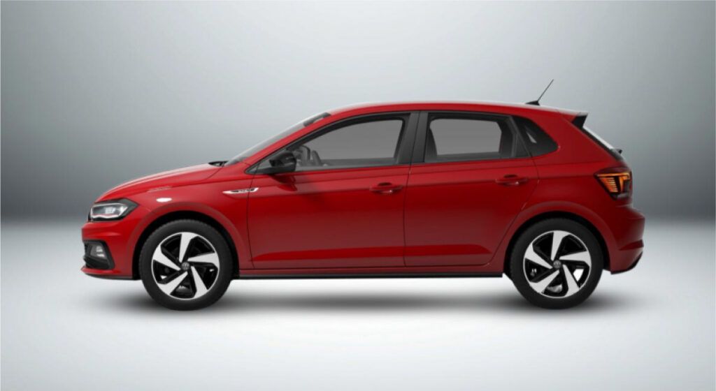 Um Volkswagen Polo vermelho é mostrado lateralmente em um fundo branco.