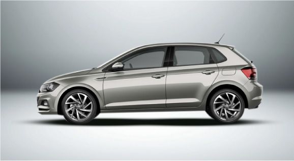 Um Volkswagen Polo prateado é mostrado lateralmente em um fundo branco.