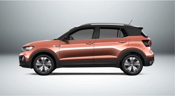 Um Volkswagen T-cross vermelho é mostrado lateralmente em um fundo branco.
