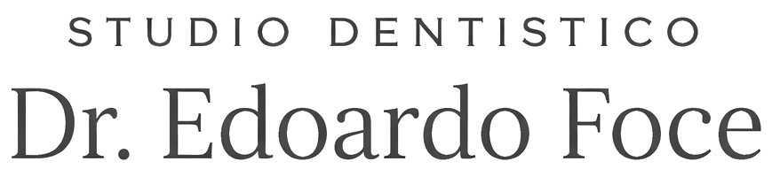 Logo per uno studio dentistico. Icona a forma di dente accanto alla scritta "Studio Dentistico Dr. Edoardo Foce".