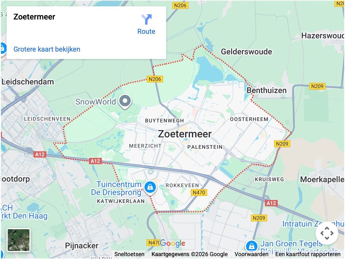 Interieur van een auto met een stel dat naar binnen kijkt. Zwarte lederen stoelen, stuurwiel en navigatie op de middenconsole.