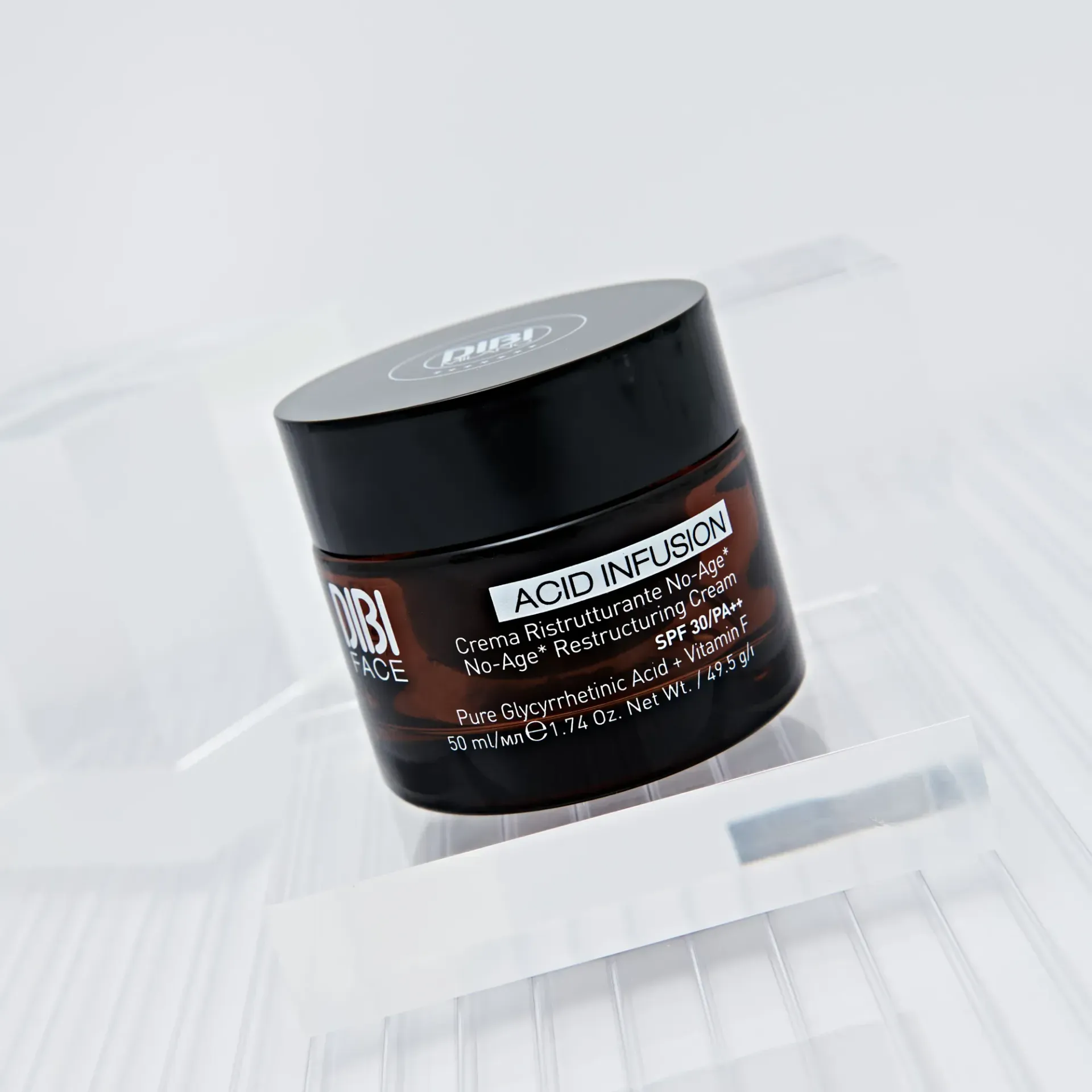 Piccolo barattolo di crema per la cura della pelle,