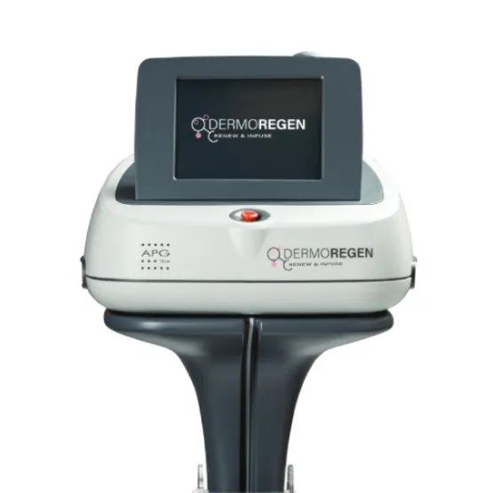 Apparecchio per il ringiovanimento cutaneo Dermoregen con display touchscreen. Corpo bianco, supporto grigio scuro.