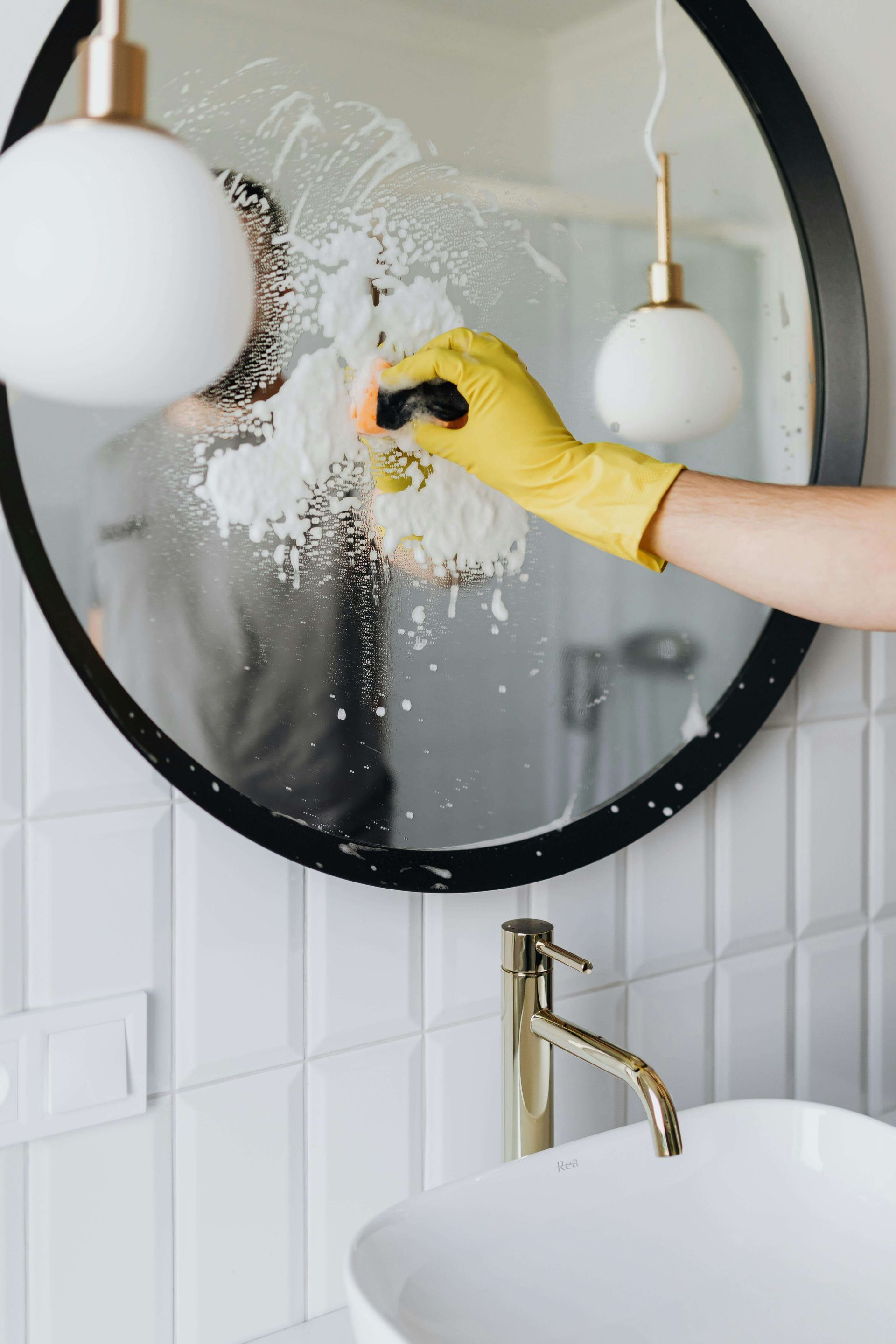 bathroom deep cleaning when moving in