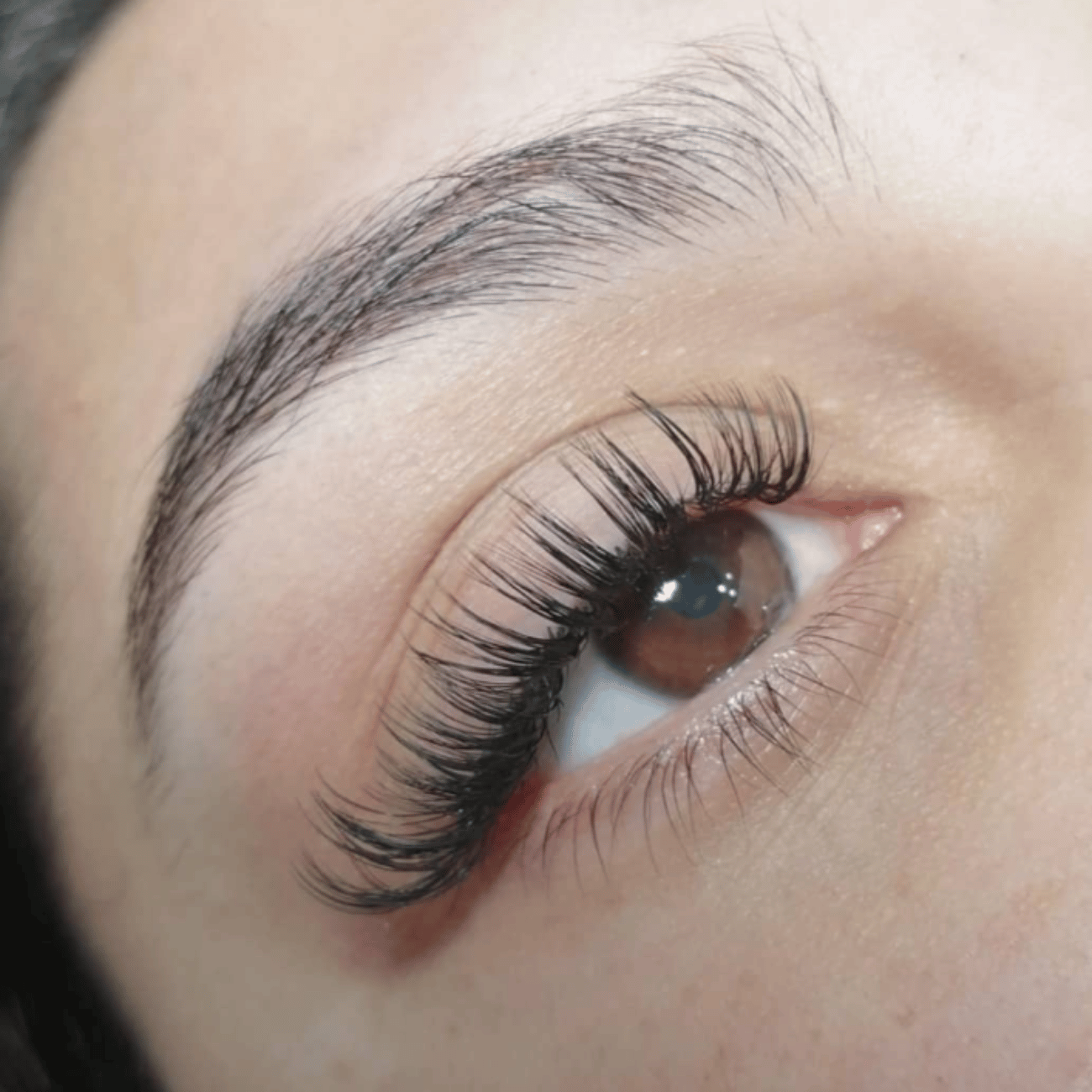 Un primer plano del ojo de una mujer con pestañas largas.