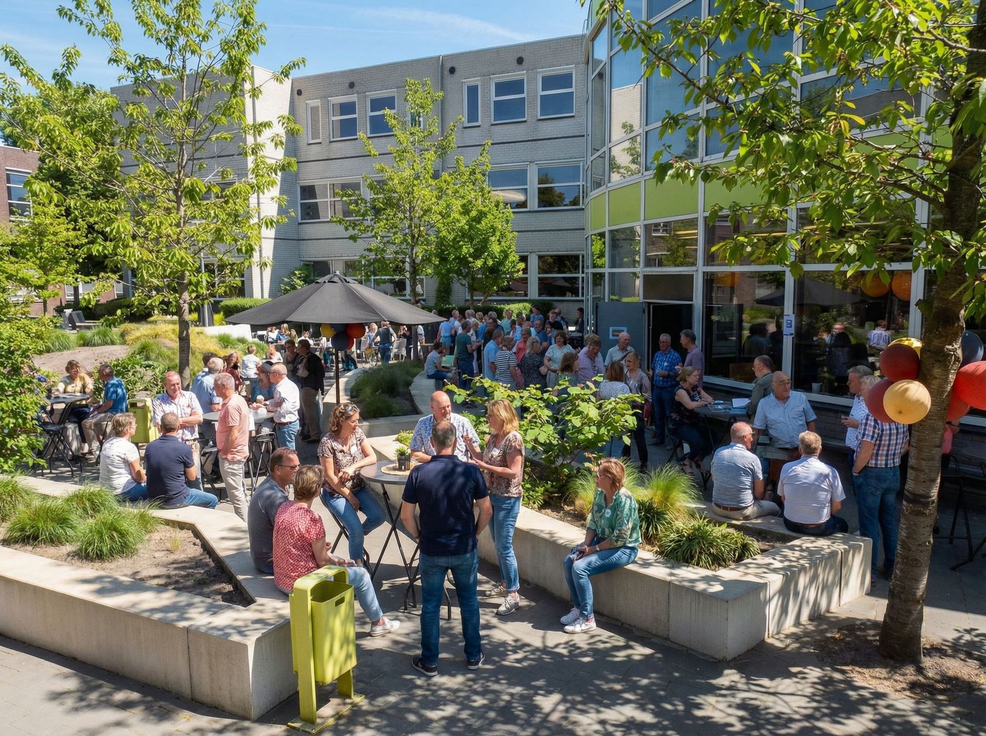 Een openluchtbinnenplaats waar veel mensen rondom plantenbakken naast een modern gebouw zitten.