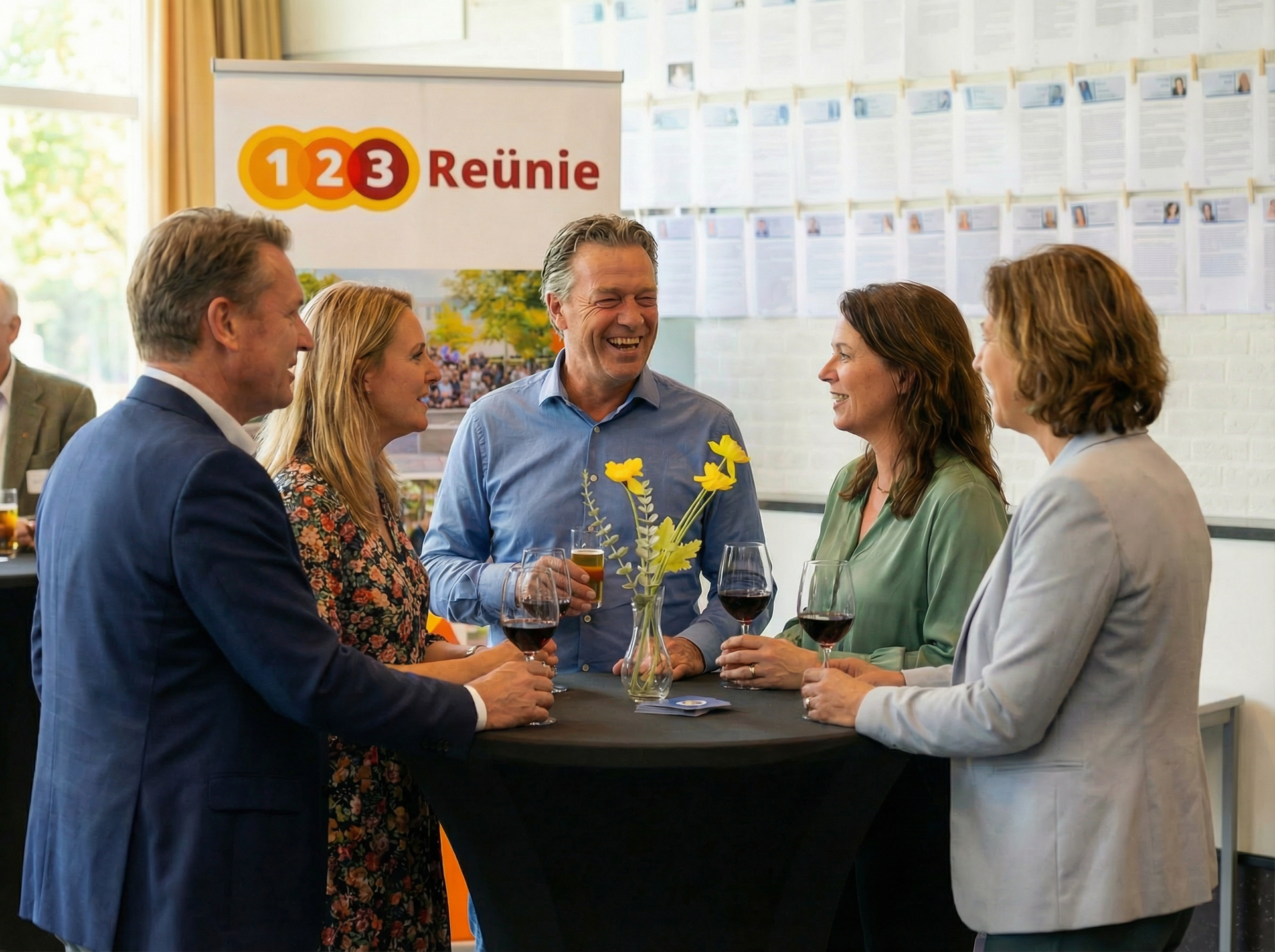 Vijf mensen praten gezellig rond een cocktailtafel bij een evenementbanner van 123 Réunie.