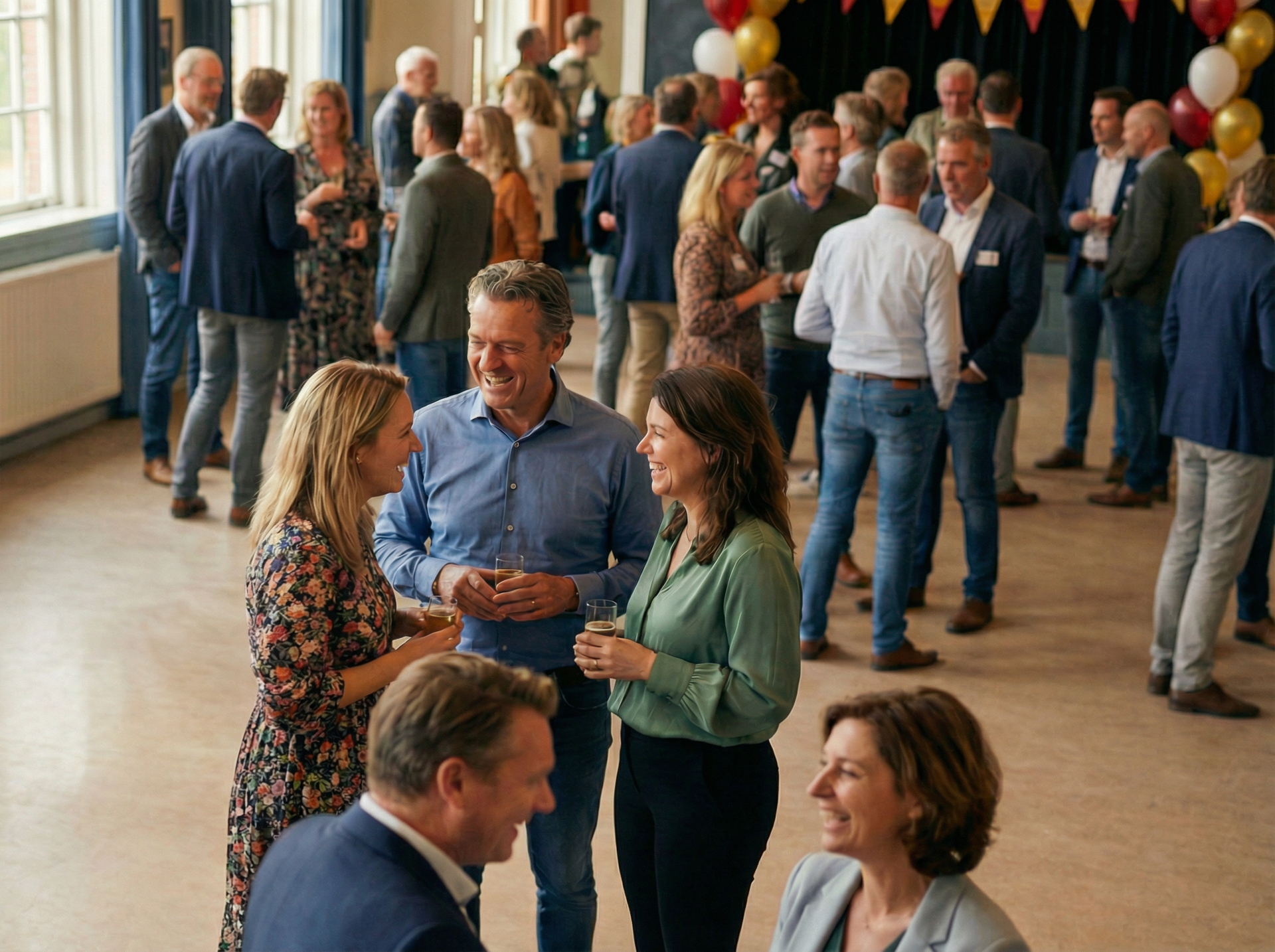 Gasten gezellig met elkaar praten tijdens een levendig netwerkevenement binnenshuis, compleet met ballonnen en drankjes.
