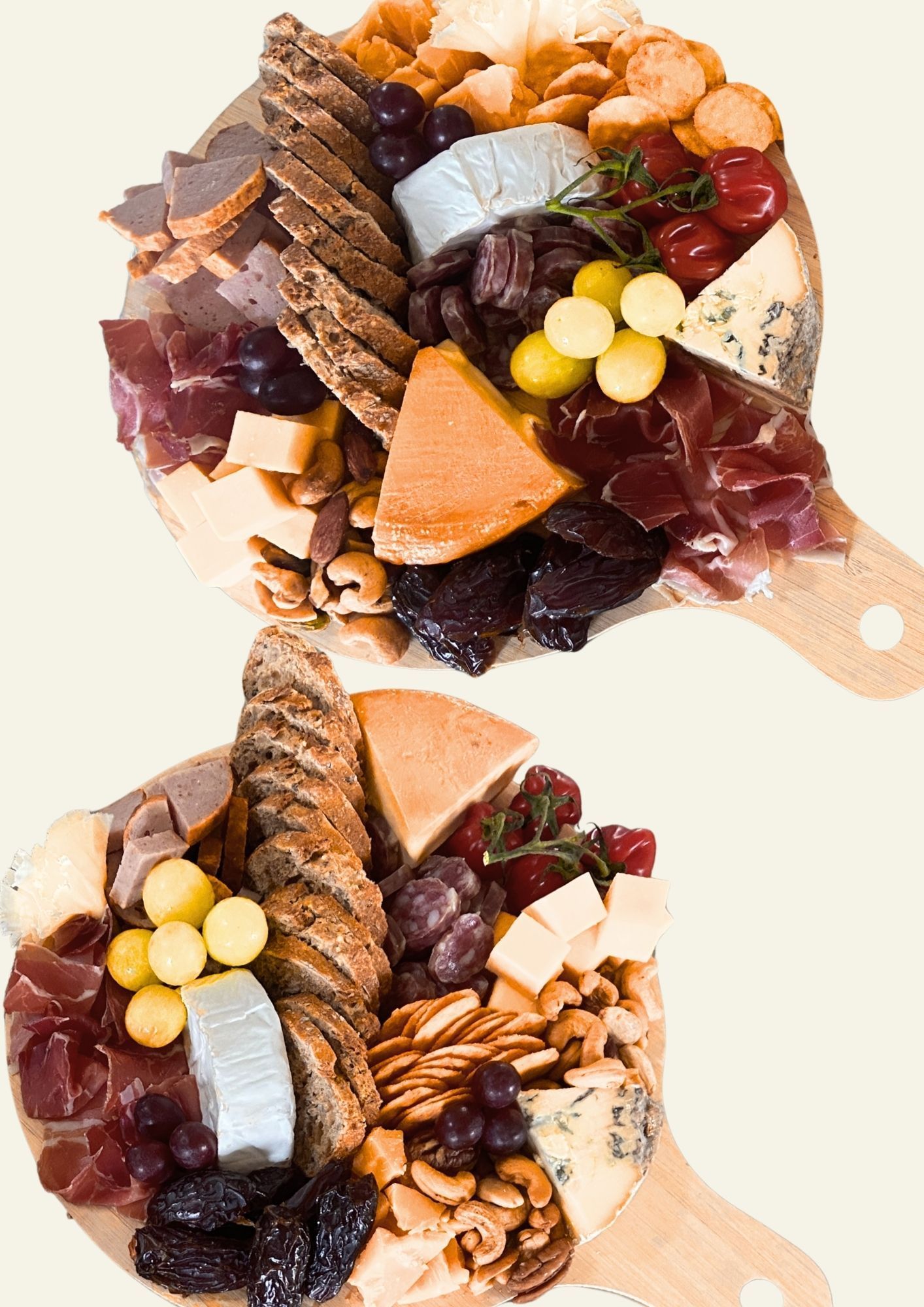 Twee borrelplanken met diverse noten, gedroogd fruit, kazen, en charcuterie op een lichte achtergrond.