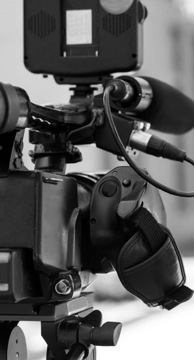 Zwart robotapparaat met camera en gemonteerde componenten op een standaard, van dichtbij weergegeven.