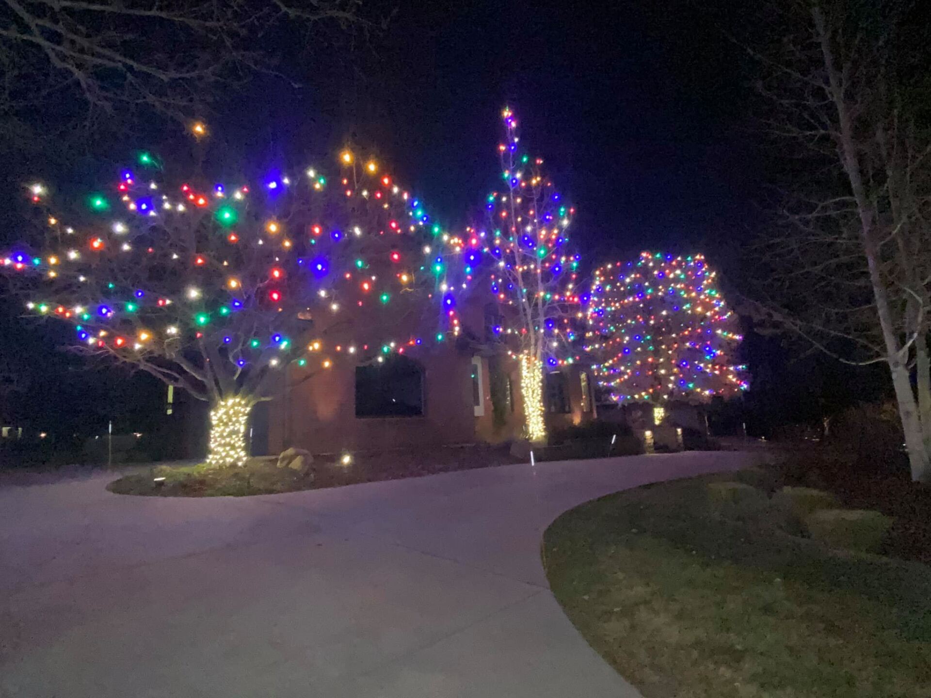 Hanging Holiday Lights Denver, CO Applewoods Landscaping