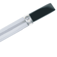 Primo piano della lama di un utensile metallico con manico o impugnatura nera.