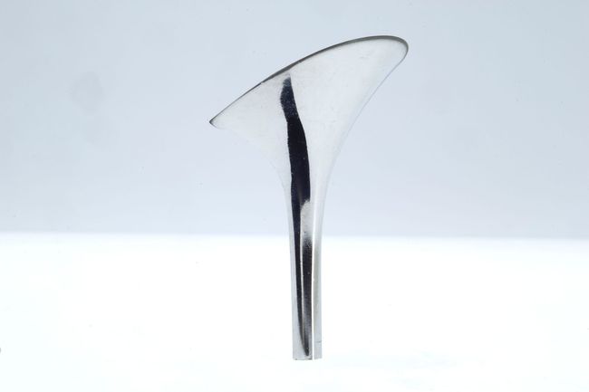 Il polso di una persona è adornato da quattro delicati braccialetti con ciondoli a forma di trifoglio nei toni del rosso, del bianco e del blu.