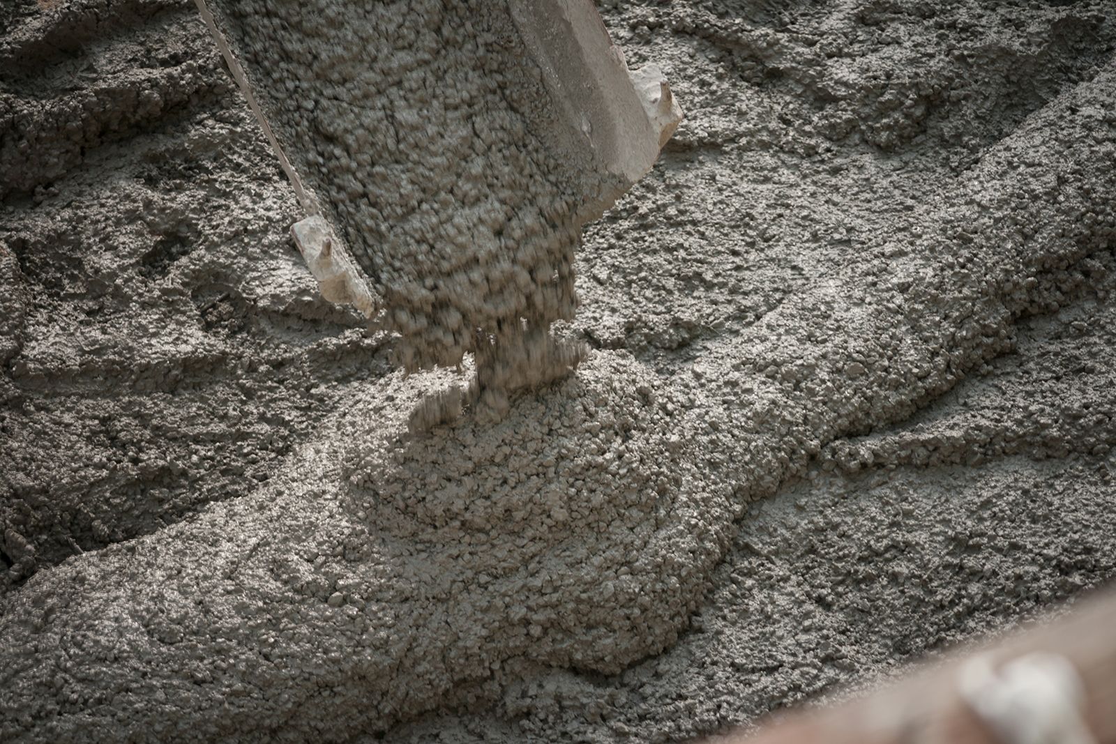 Verter hormigón húmedo en una zanja de construcción.