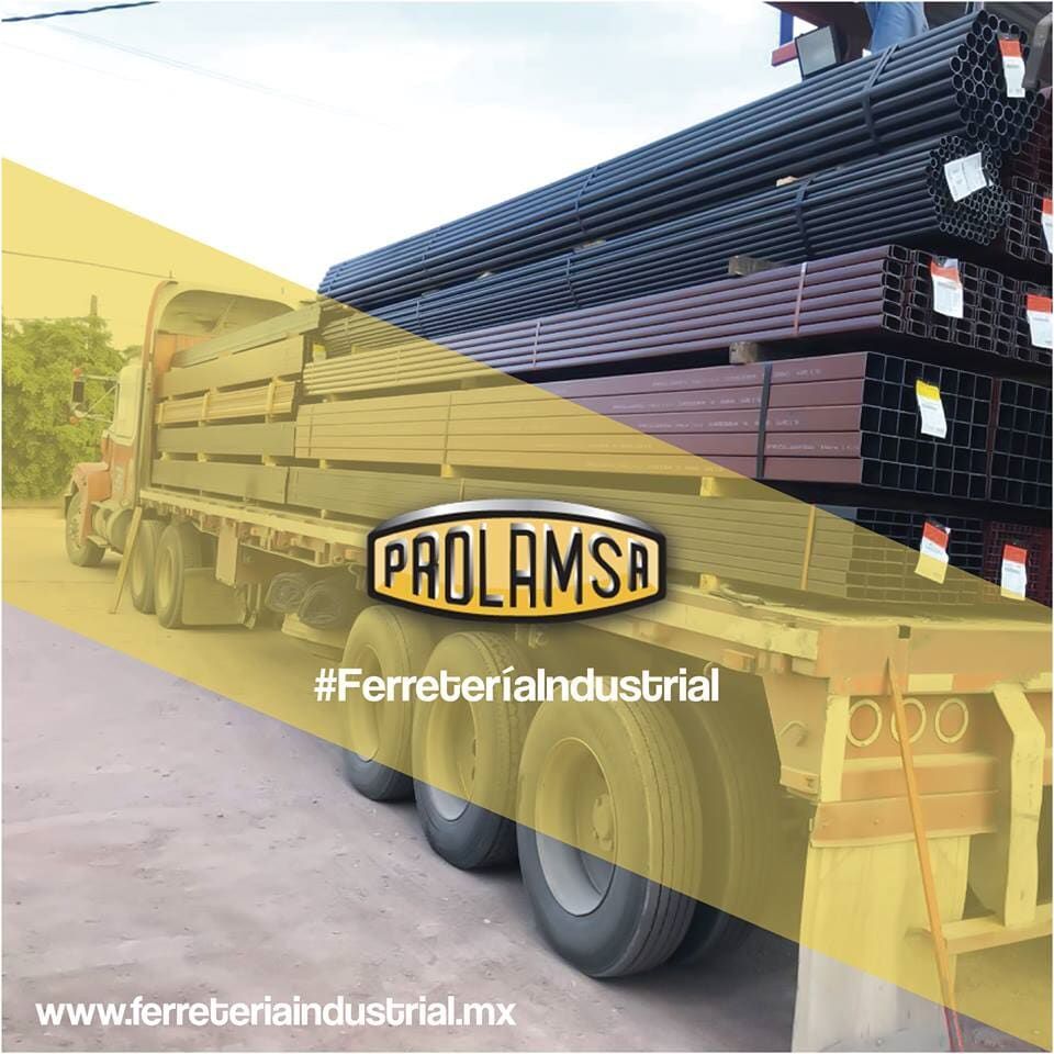 Camión transportando vigas metálicas; logo de la empresa 