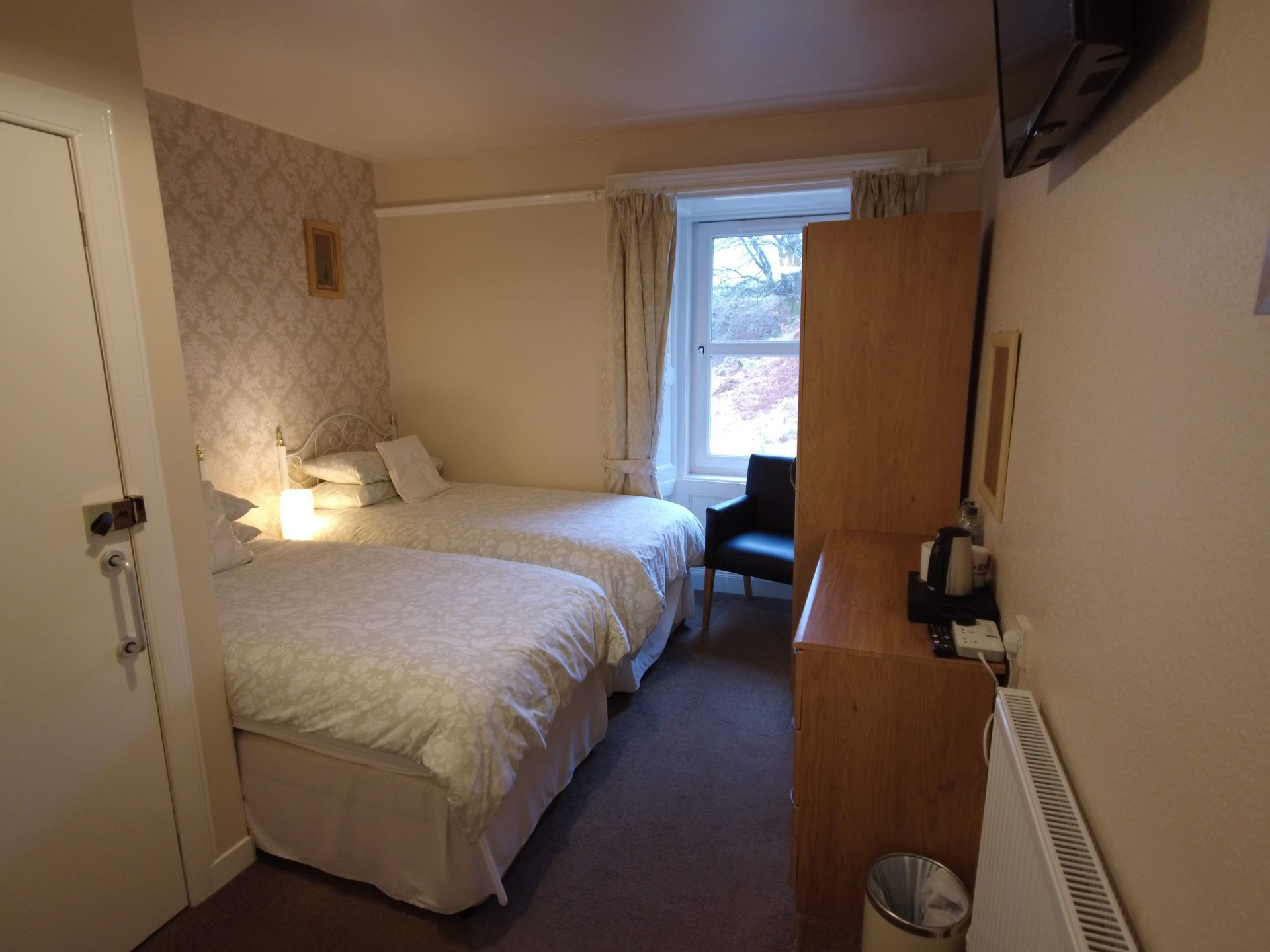 two single beds room