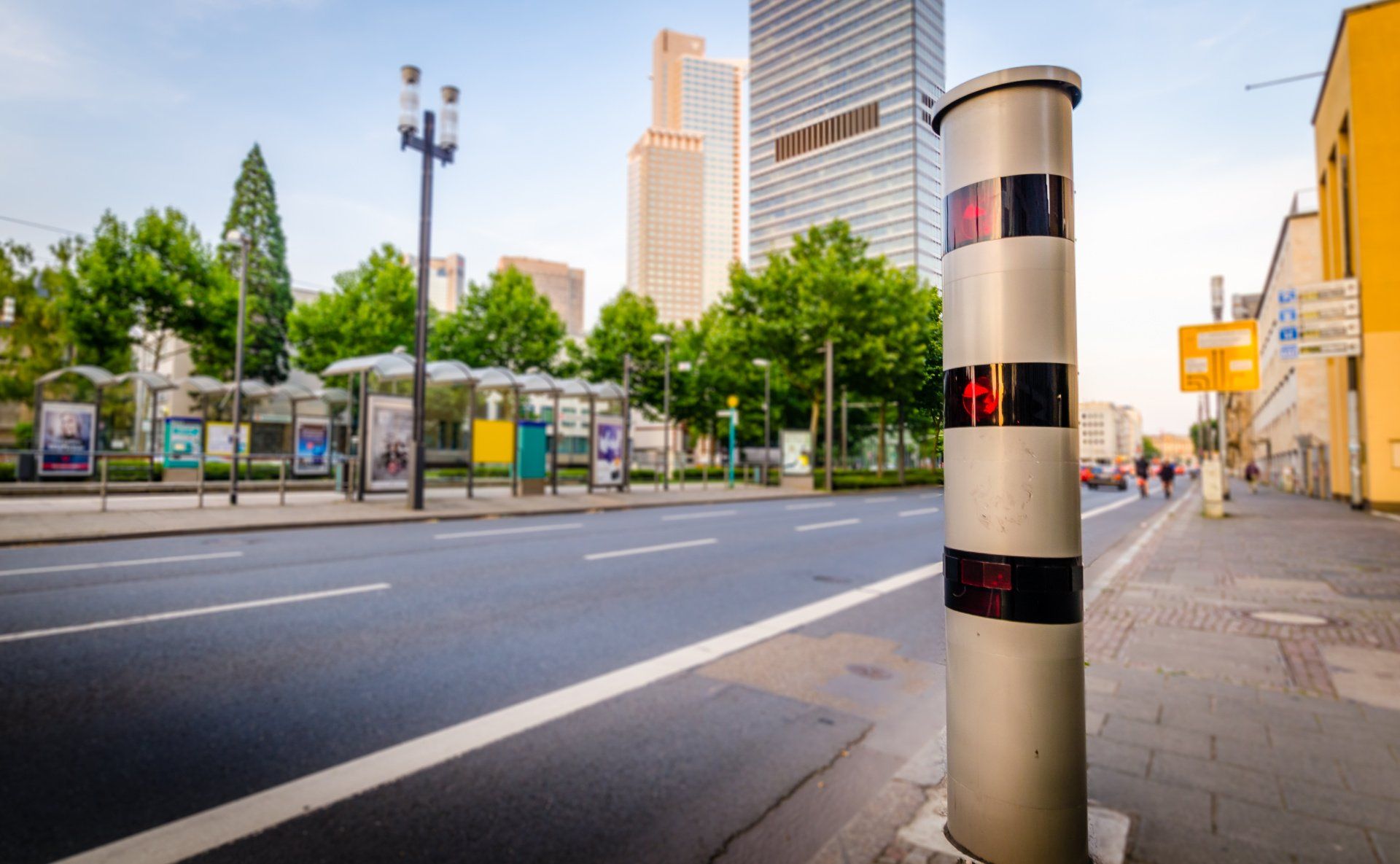 Am Straßenrand einer Stadtstraße steht eine Radarkamera.