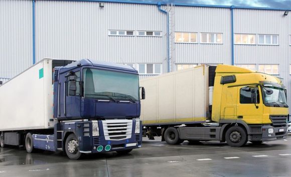 due camion vicini