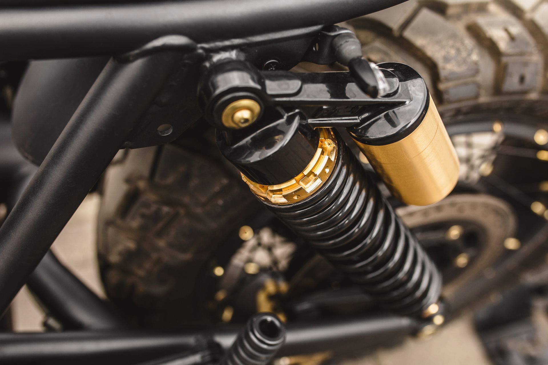 Un primer plano de un amortiguador de motocicleta en una motocicleta.