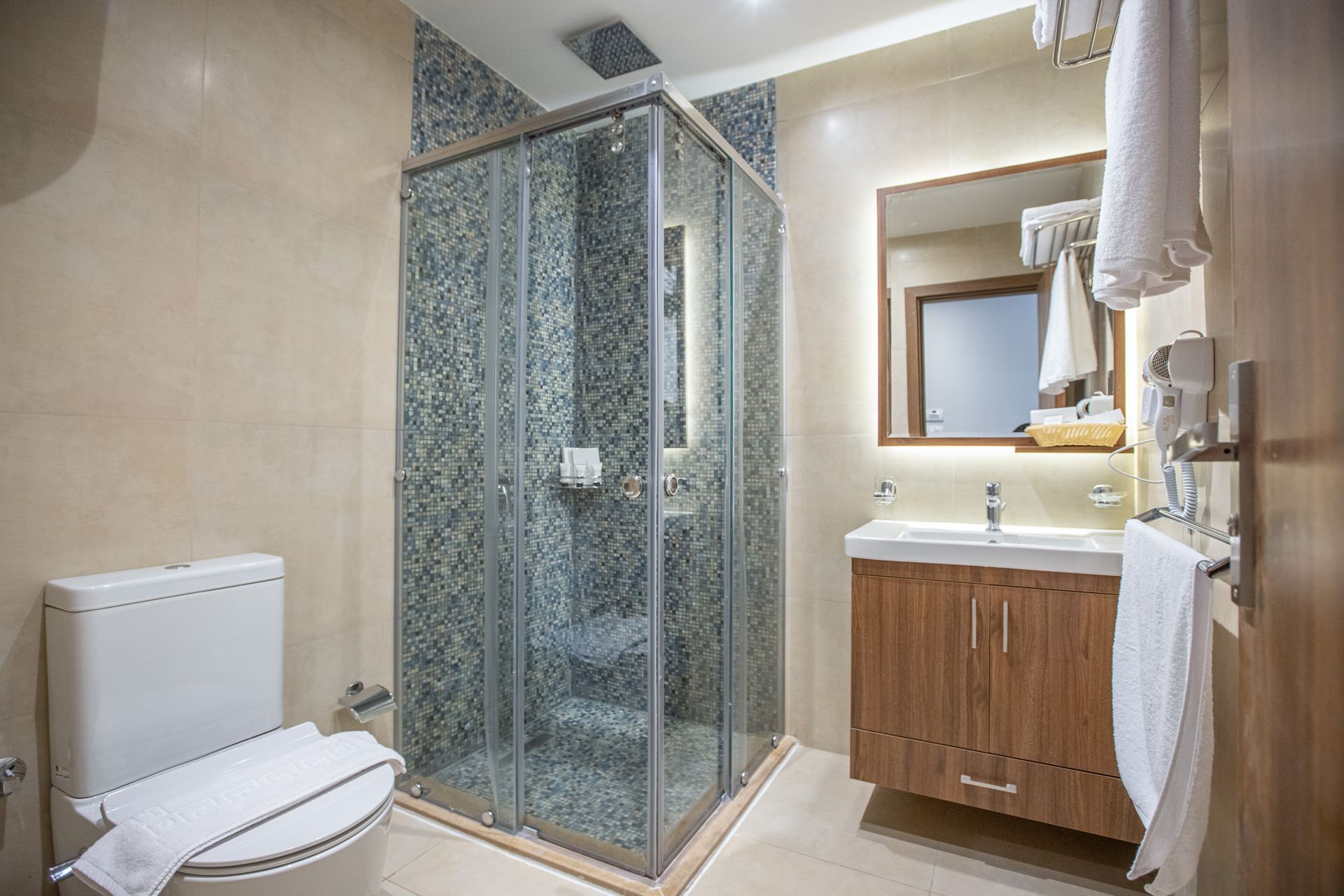 Luxurious room - pyramid view