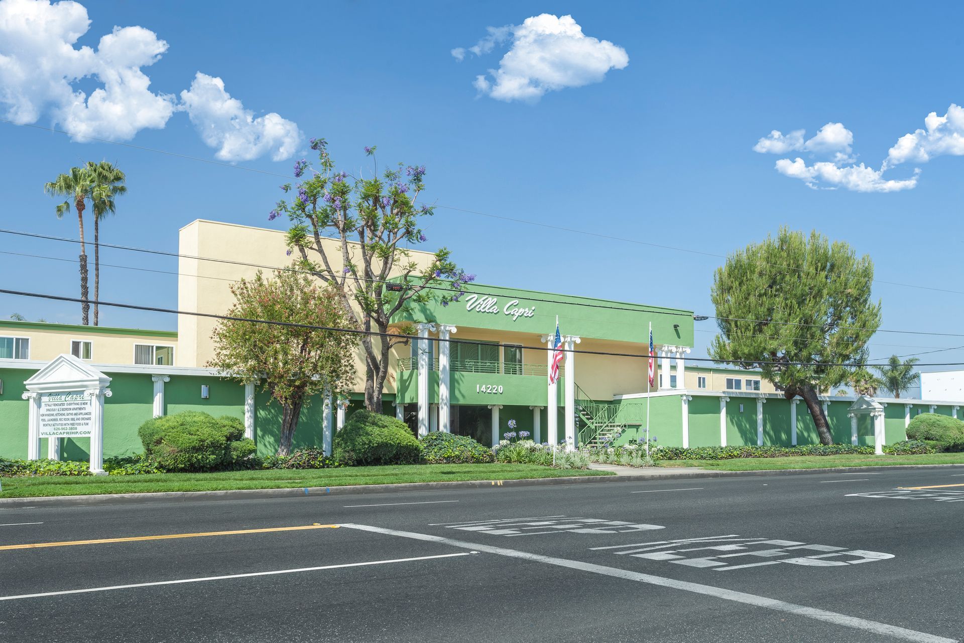 A green building with the word motel on it