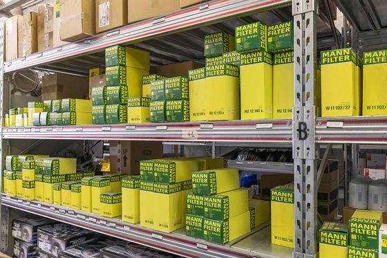 Gli scaffali del corridoio del negozio sono pieni di scatole di prodotti gialle e verdi disposte in file