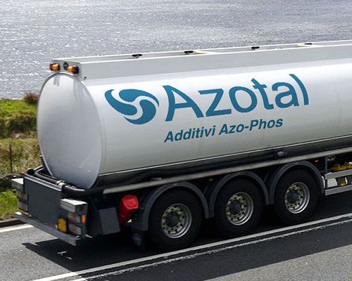 Autocisterna argentata con logo Azotal blu che percorre una strada