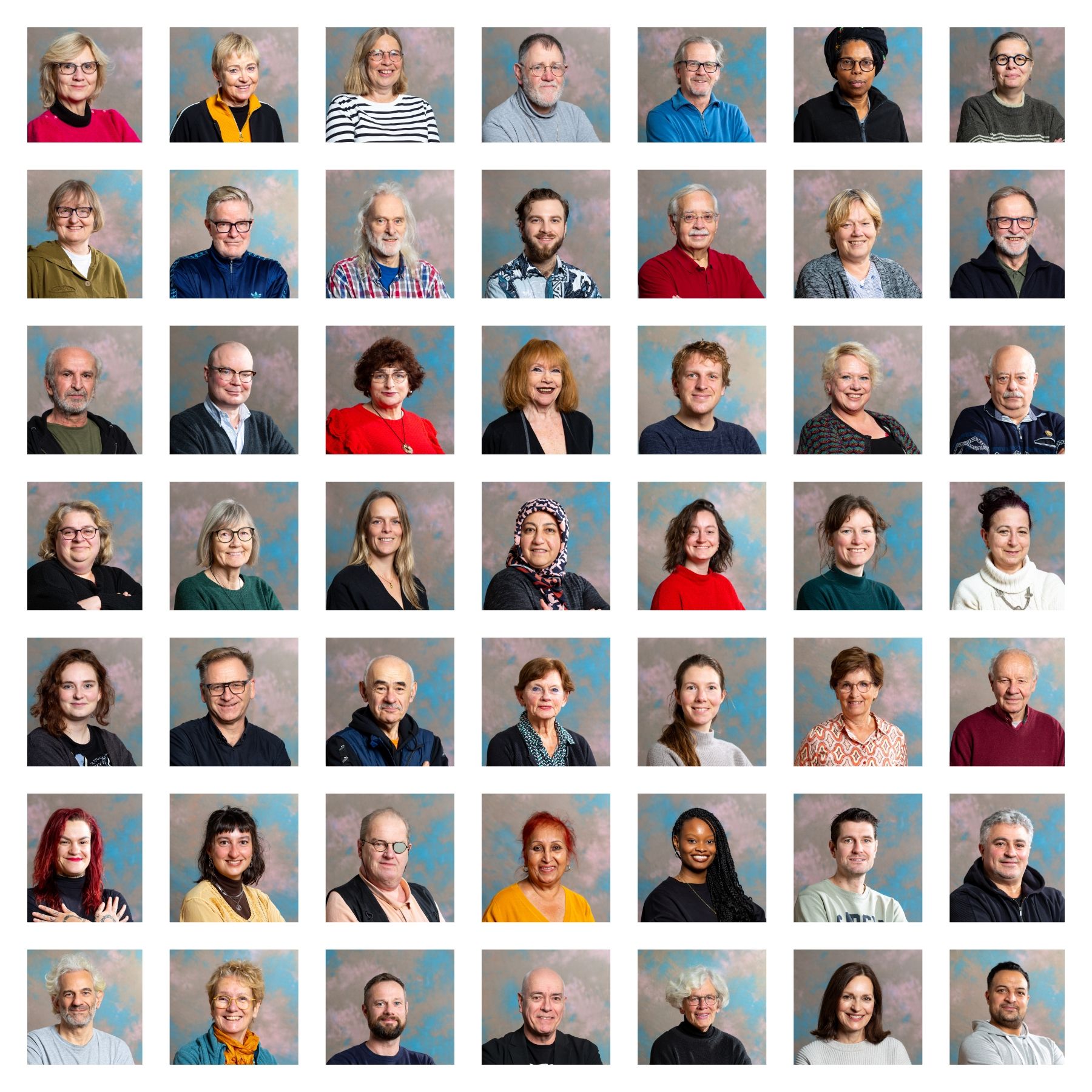 Raster met diverse portretfoto's tegen achtergronden in verschillende kleuren.
