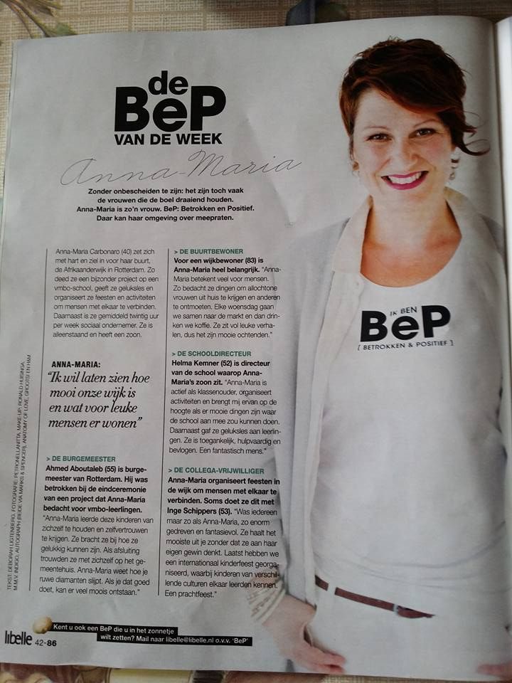 Tijdschriftpagina met een lachende vrouw in een wit schort naast Nederlandse tekst met de titel 