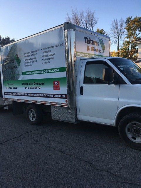 Un camion blanc avec le mot tailleurs sur le côté