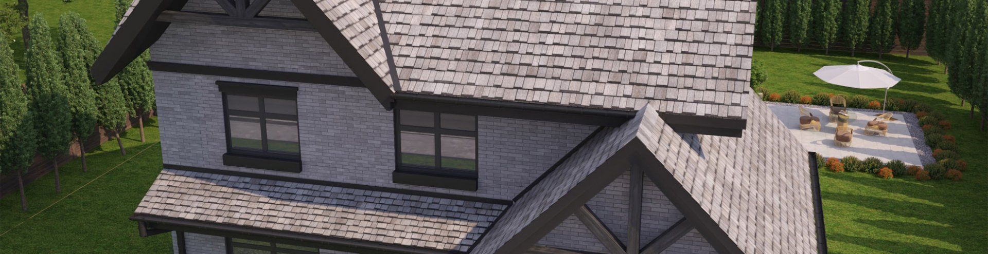 Une vue aérienne d'une maison avec un toit entouré d'arbres et d'herbe.