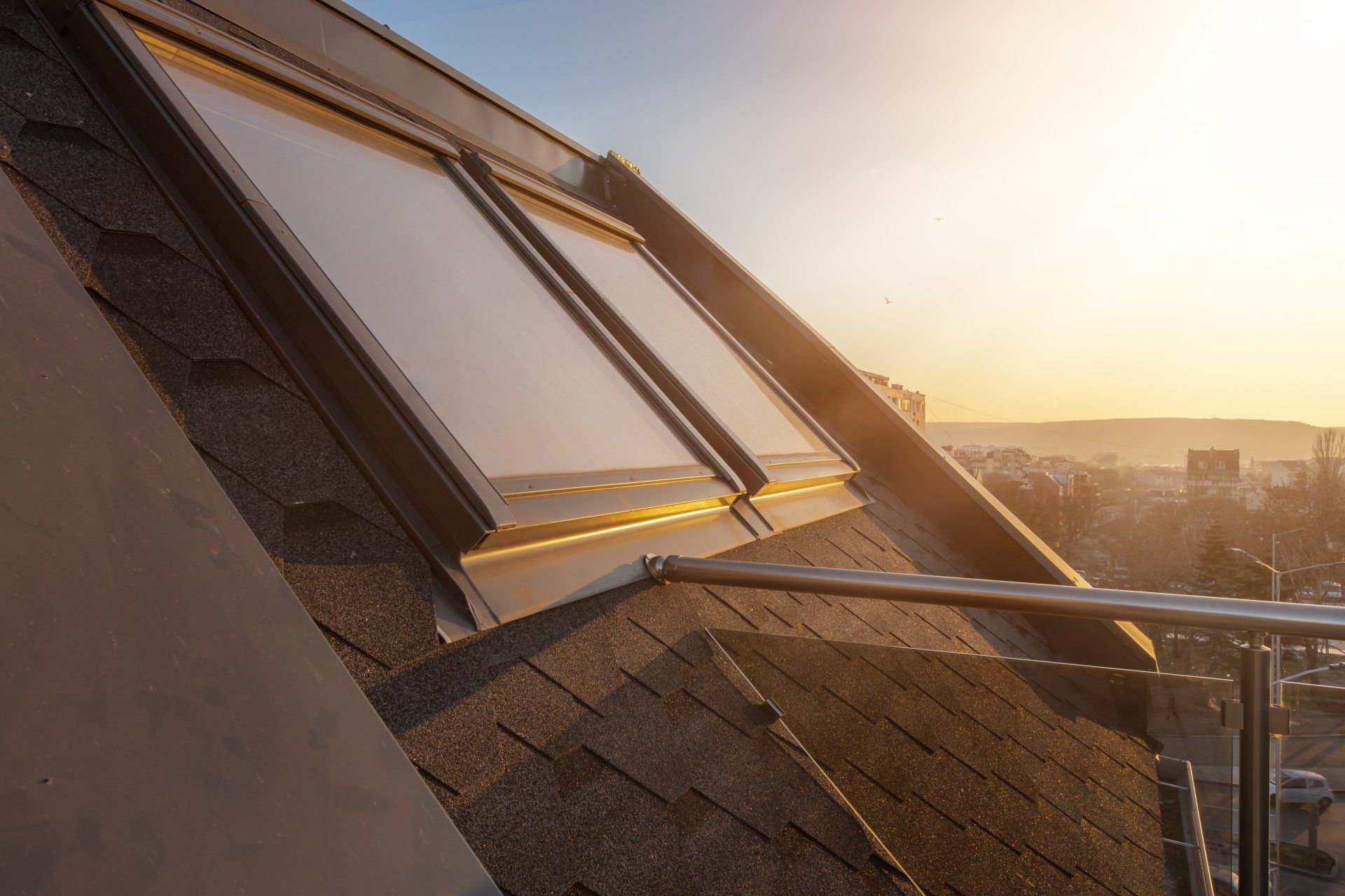 Le soleil brille à travers les lucarnes sur le toit d'un bâtiment.