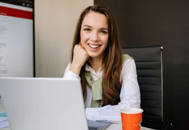 Administratrice travaillant dans une résidence pour aînés, représentant les possibilités d’emploi en administration dans des communautés de vie autonome et de vie assistée à Montréal, St-Grégoire et St-Charles-Borromée.