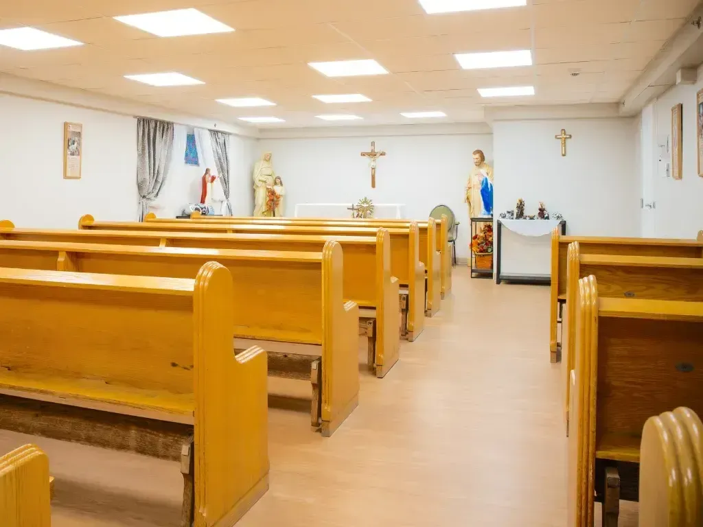Une chapelle lumineuse offrant un lieu de recueillement paisible dans une résidence pour aînés à Joliette. 