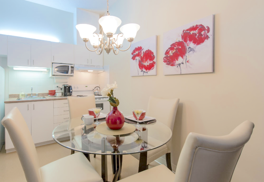 La kitchenette et l’espace repas d’une suite une chambre aux Habitations Pelletier, une appartaments pour aînés.
